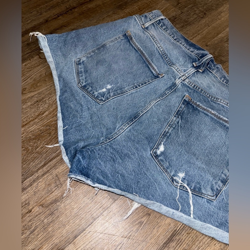 Good American • Good 90’s Distressed Denim Shorts - Picture 10 of 10